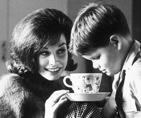 Mary_Tyler_Moore_with_son_Richard_1965.jpg