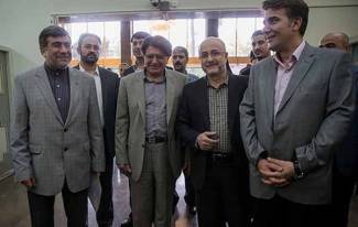 در مراسم سالگرد تاسیس صندوق اعتبار هنرمندان، محمدرضا شجریان از وزیر ارشاد کارت هنر دریافت کرد