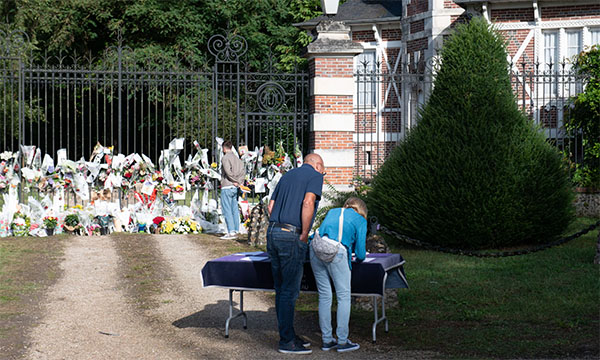 Alain Delon buried in ‘strictest privacy’ in grounds of his estate (6).jpg