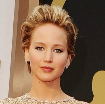 Jennifer-Lawrence-Falls-On-Oscars-Red-Carpet-www-OverDoz-IR.jpg