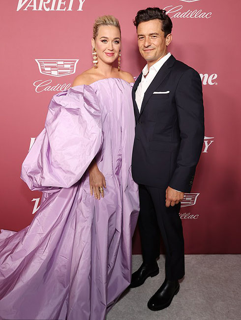 Katy-Perry-gets-an-adoring-glance-from-fiance-Orlando-Bloom.jpg