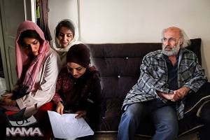 کاناپه کیانوش عیاری برای سی و پنجمین جشنواره فیلم فجر آماده می شود