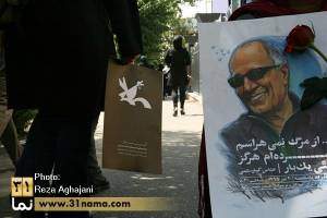 گزارشی از وداع با عباس کیارستمی/ وقتی خیابان حجاب ،چهره اش را با حضور مردم می پوشاند